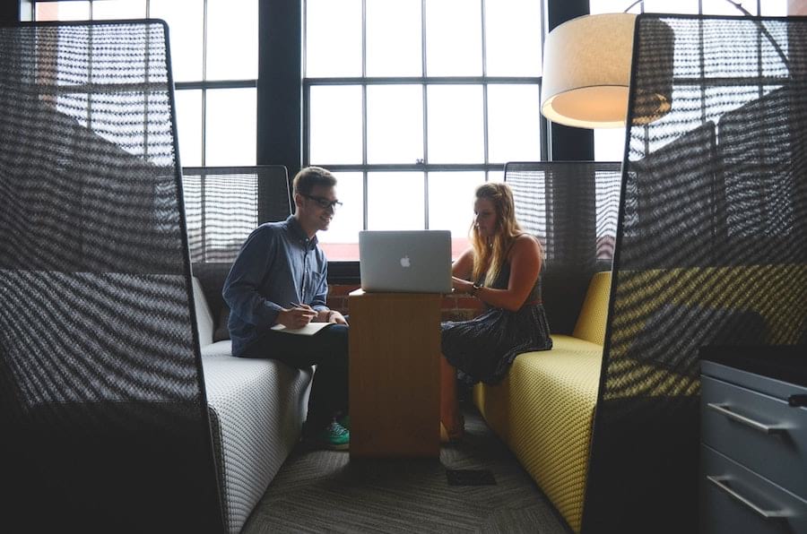 A woman explains something to her colleague - Knowledge Leadership is an important form of leadership